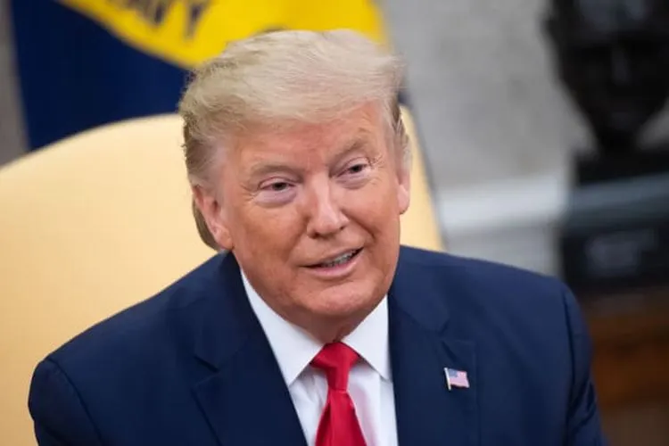 Presiden AS Donald Trump berbicara selama pertemuan dengan Perdana Menteri Yunani Kyriakos Mitsotakis di Kantor Oval Gedung Putih di Washington, DC, Selasa (7/1/2020). (AFP/Getty Images)