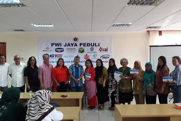 Foto bersama jajaran PWI Jaya Peduli bersama anggota Ikatan Keluarga Wartawan Indonesia (IKWI) di markas PWI Jaya, Jakarta Pusat, Selasa (14/1/2020). (Humas PWI Jaya)
