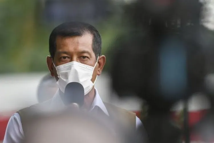 Ketua Satgas Penanganan COVID-19 sekaligus Kepala BNPB Letjen TNI Doni Monardo di Rumah Sakit Darurat COVID-19 Wisma Atlet Kemayoran di Jakarta, Minggu (15/11/2020).