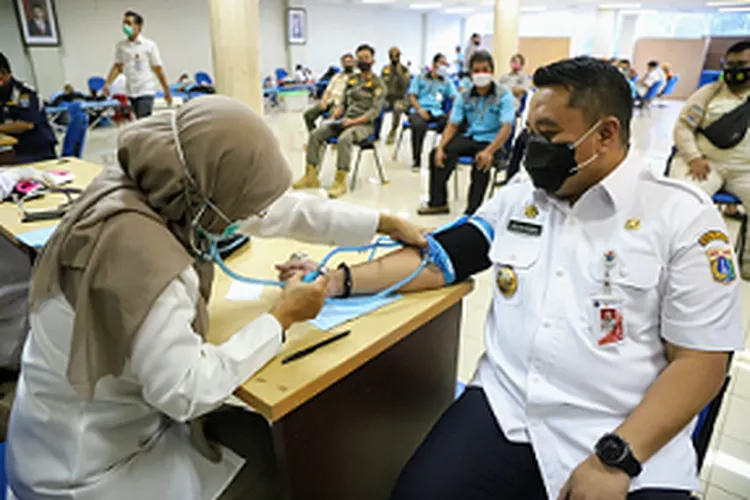 Jajaran Pemkot Jakut gelar donor darah dalam rangka peringatan Hari Pahlawan 2020 di Balai Yos Sudarso/dok: utara.jakarta.go.id