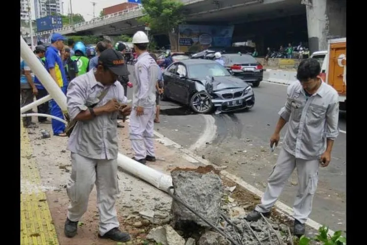 Sebuah sedan mewah menabrak tiang lampu PJU di Jalan S Parman (Antara/@tmcpoldametro)
