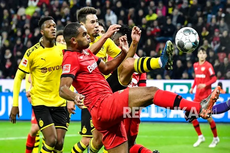 Borussia Dortmund menghadapi Bayer Leverkusen pada pertandingan Bundesliga Jerman (ilustrasi). Foto: AP/Martin Meissner