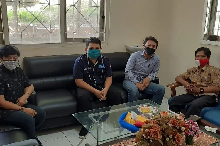 dosen Prodi MSP Departemen Sumberdaya Akuatik FPIK Undip, Suryanti bersama Hendra Wiguna dari KNTI Kota Semarang