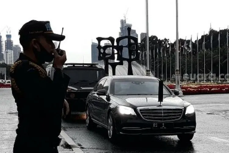 Sebagai ilustrasi: Mobil RI 1 yang ditumpangi Presiden RI Joko Widodo (Jokowi) di Gedung DPR/MPR, Senayan, Jakarta. (Suara.com/Novian)
