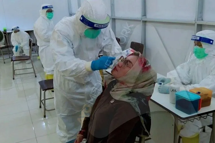 Anggota DPRD Kota Cirebon menjalani tes swab (Ayocirebon.cm/Erika Lia)