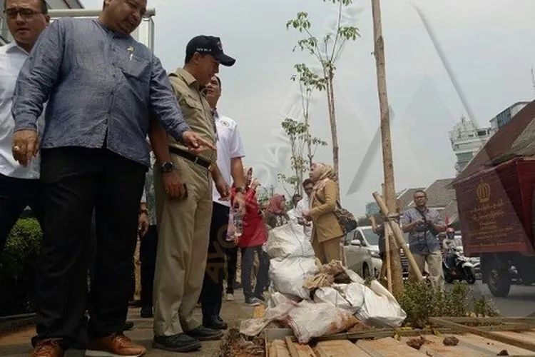 Peninjauan Bina Marga dan Komisi D DPRD DKI Jakarta di kawasan Cikini, Jakarta Pusat/Ayojakarta.com -- Aprilia Rahapit
