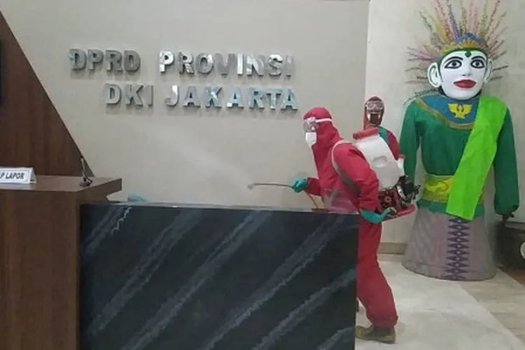 Penyemprotan disinfektan di Gedung DPRD DKI Jakarta oleh Sudin Gulkarmat DKI Jakarta/dok: beritajakarta.id