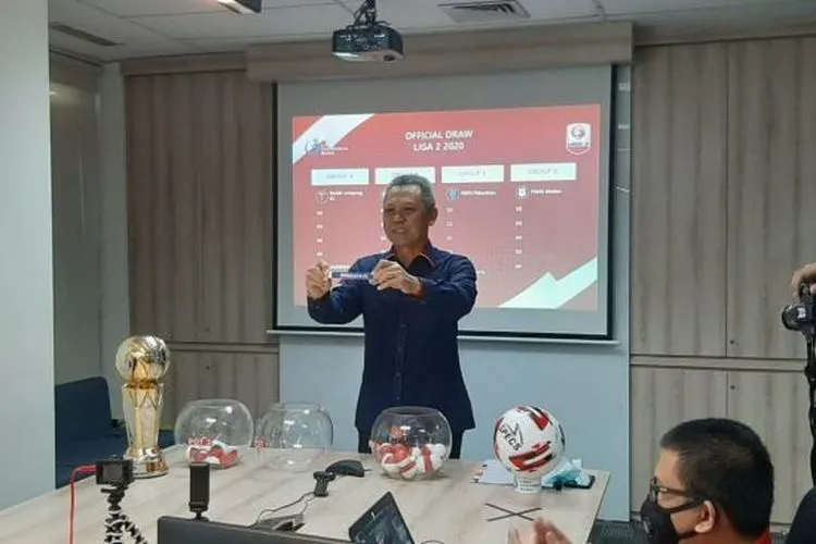 Direktur operasional PT LIB, Sudjarno, saat melakukan drawing untuk Liga 2 2020 (Suara.com/Adie Prasetyo Nugraha)