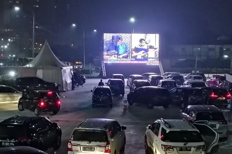 sebagai ilustrasi. Bekasi menyelenggarakan bioskop drive in di masa pandemi. Foto: Shelbi Asrianti/Republika