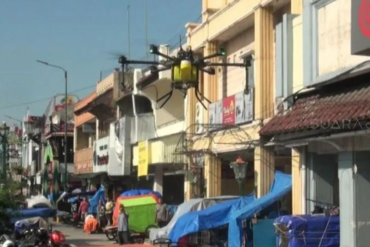 Drone yang diturunkan untuk disinfektasi kawasan Malioboro, Jumat (20/3/2020) pagi. (Suara.com / Uli Febriarni)