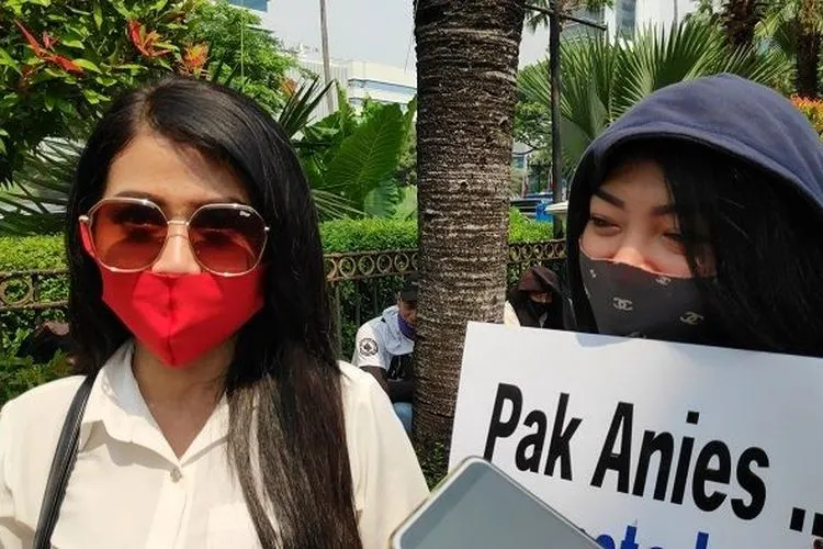 Dua pemandu lagu karaoke ikut berdemo di depan Gedung Balai Kota Jakarta. (Suara.com/Bagaskara).