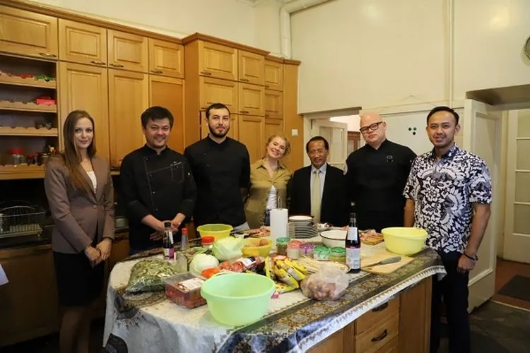 Duta Besar RI untuk Rusia merangkap Belarus, Wahid Supriyadi, bersama juru masak Yuva Cafe Rusia di Wisma Indonesia KBRI Moskow, setelah ia memberikan penjelasan mengenai masakan Indonesia/KBRI Moskow