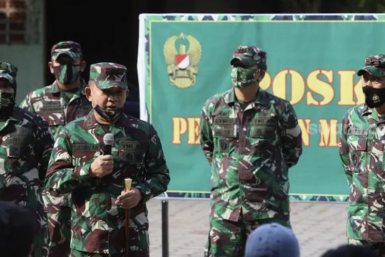 Panglima Kodam Jaya, Mayjen TNI Dudung Abdurachman (tengah) memberikan keterangan kepada warga sipil yang menjadi korban penyerangan Mapolsek Ciracas di Koramil 05 Kramat Jati, Jakarta, Rabu (2/9/2020). [Suara.com/Angga Budhiyanto]
