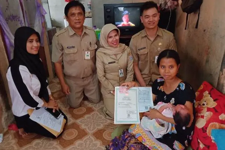 Petugas Sudin Dukcapil Kepulauan Seribu menyerahkan dokumen kependudukan kepada warga/pulauseribu.jakarta.go.id