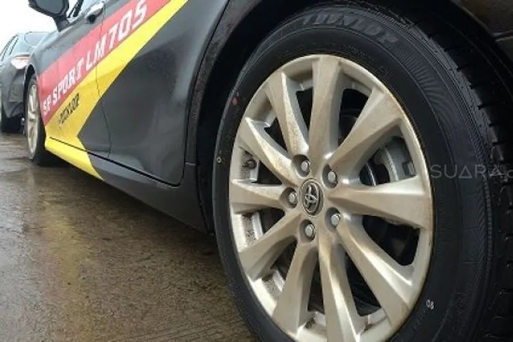 Mobil penguji ban Dunlop SP Sport LM705 dimensi 215/55/ZR17 [Suara.com/Manuel Jeghesta Nainggolan].