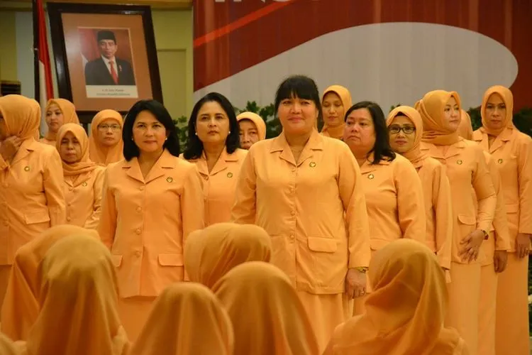 Ketua Umum Dharma Wanita Persatuan (DWP) Bakamla RI, Dian Aan Kurnia bersama jajaran kepengurusan DWP Instansi Pemerintah Pusat (IPP) dan Provinsi DKI Jakarta Masa Bakti 2019-2024 di Kantor Pusat Dharma Wanita Persatuan Kuningan, Jakarta, Rabu (19/2/2020).  (Puspen TNI)