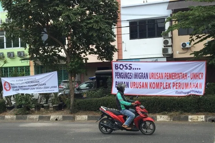 Spanduk penolakan pengungsi yang berada di gedung bekas Komando Militer (Kodim) Kalideres, Jakarta Barat, Senin (15/7/2019). (ANTARA/AstridFaidlatulHabibah)