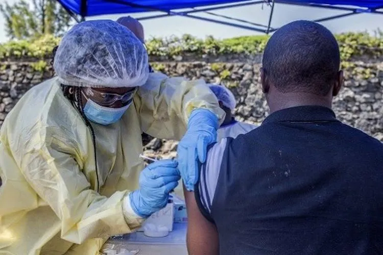 Seorang pria di Kongo diberi vaksin anti Ebola oleh salah satu petugas medis. (AFP)