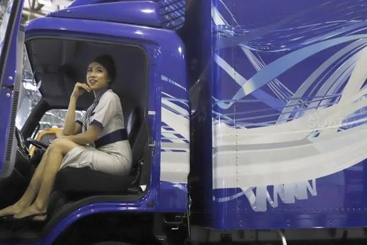 Mitsubishi eCanter bersama seorang model. eCanter adalah truk listrik yang dipamerkan dalam GAIKINDO Indonesia International Commercial Vehicle (GIICOMVEC) Expo di Jakarta Convention Center (JCC), Jakarta, Kamis (5/3). [Suara.com/Angga Budhiyanto]