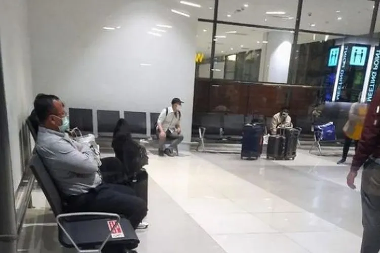 Menteri KKP Edhy Prabowo sedang duduk di Bandara Soekarno - Hatta, saat ditangkap KPK, Rabu (25/11/2020) dini hari. [dokumentasi via Suara.com]