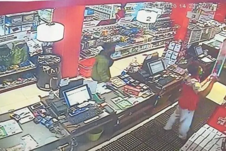 Editor Metro TV Yodi Prabowo beli pisau. (Suara.com/Bagaskara)