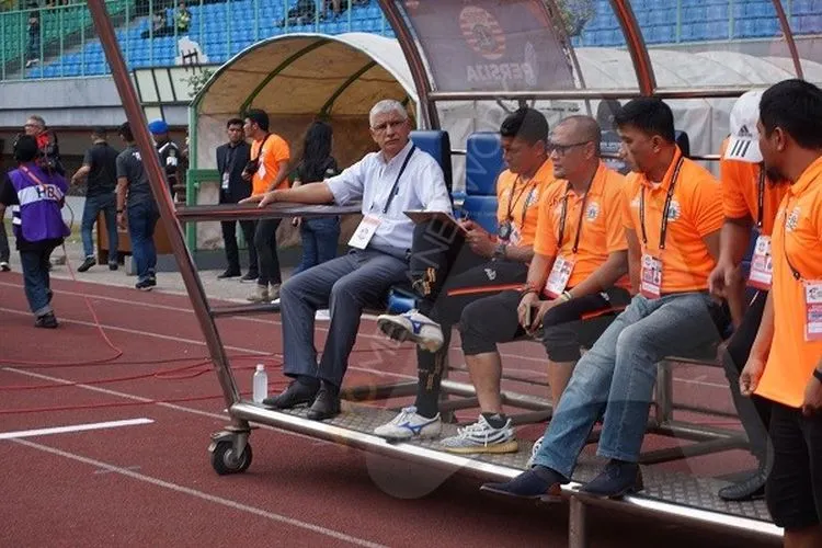 Pelatih Persija Jakarta asal Brazil, Edson Tavares jelang pertandingan melawan PS Tira Persikabo di Stadion Patriot Chandrabhaga, Bekasi, Minggu (3/11/2019)/Ayojakarta.com -- Hendy Dinata