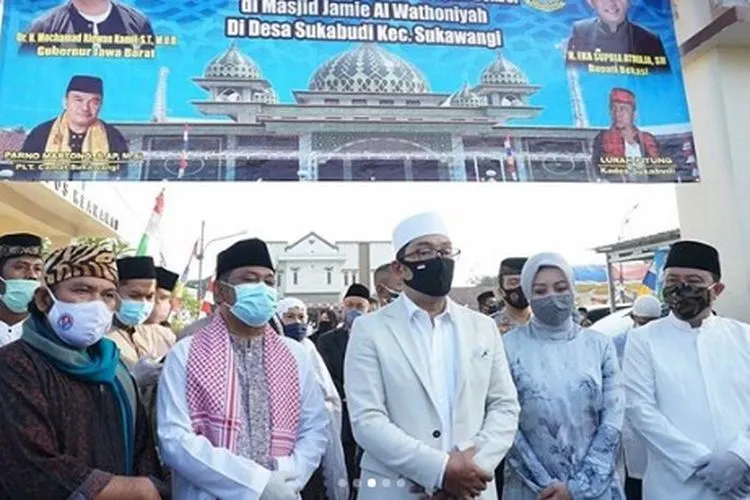 Bupati Bekasi Eka Supria Atmaja bersama Gubernur Jawa Barat Ridwan Kamil memperingati Hari Raya Iduladha di Desa Bulaktemu Kecamatan Sukawangi / instagram