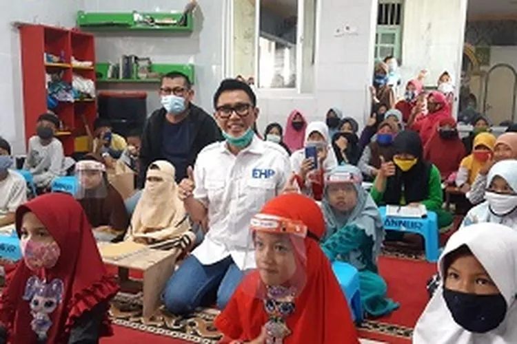 Eko Patrio bersama anak-anak. (Dok Humas DPW PAN DKI Jakarta)