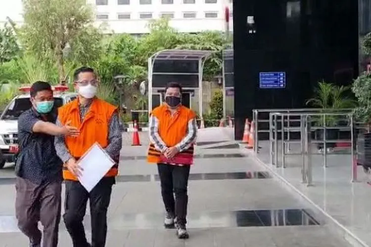 Eks Mensos Juliari Batubara kondisi tangannya diborgol saat menjalani pemeriksaan di KPK. (Suara.com/Welly Hidayat)