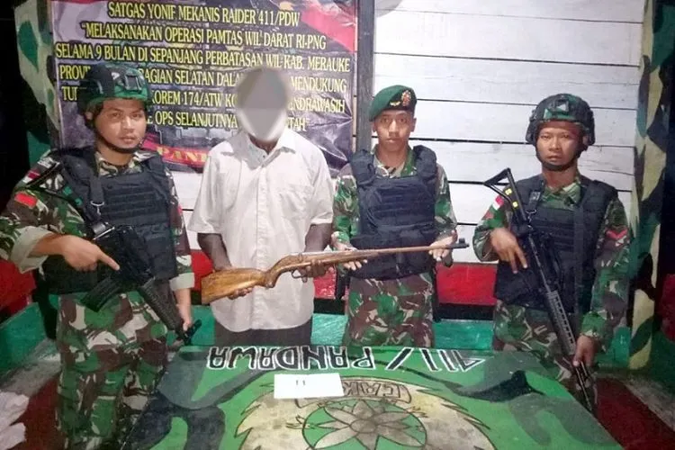 Penyerahan senjata api dan dua butir amunisi kaliber 22 kepada Satgas Pamtas TNI di Distrik Eligobel, Kabupaten Merauke, Papua, Minggu (23/2/2020). (Pasi Intel Satgas Yonif MR 411/Pdw Kostrad, Lettu Inf Asep Saepudin)