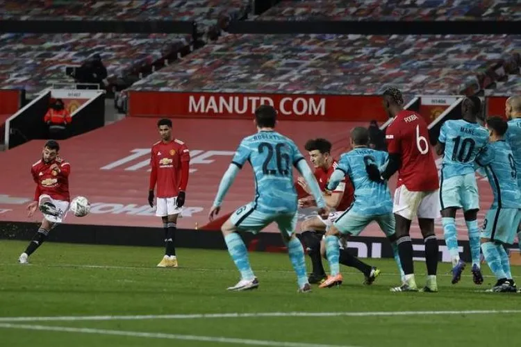 Eksekusi tendangan bebas Bruno Fernandes yang menjadi penentu kemenangan Manchester United atas Liverpool di Old Trafford, Senin (25/1/2021), dini hari WIB. (dok Republika)