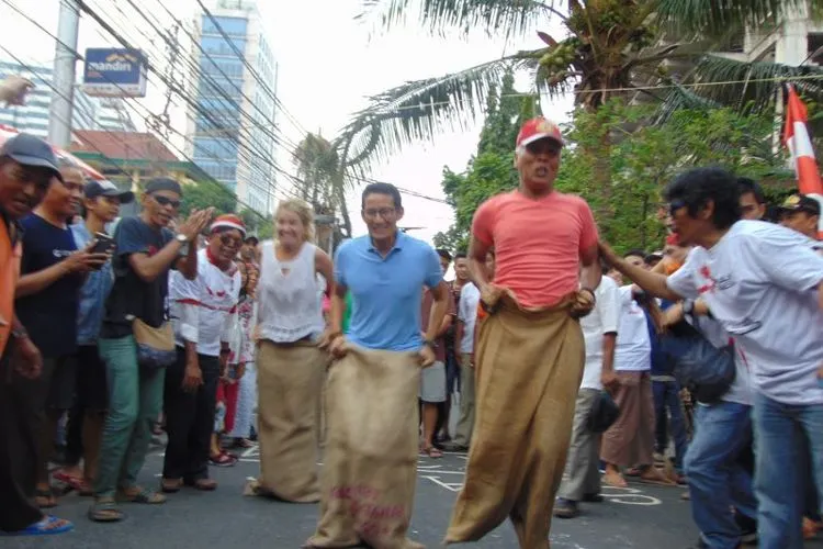 Ilustrasi--Bakal Calon Wakil Presiden Sandiaga Uno (ketiga kanan) meramaikan tradisi perlombaan Hari Kemerdekaan RI di Jalan Jaksa Jakarta Pusat, Jumat (17/8) yang sepi keterlibatan ekspatriat. (Devi)