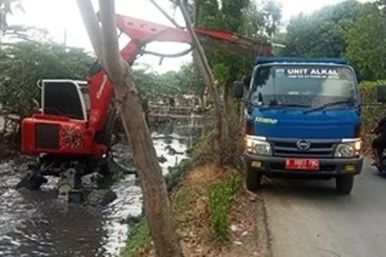 Alat berat mengangkat endapan lumpur Kali BCT Cengkareng/barat.jakarta.go.id