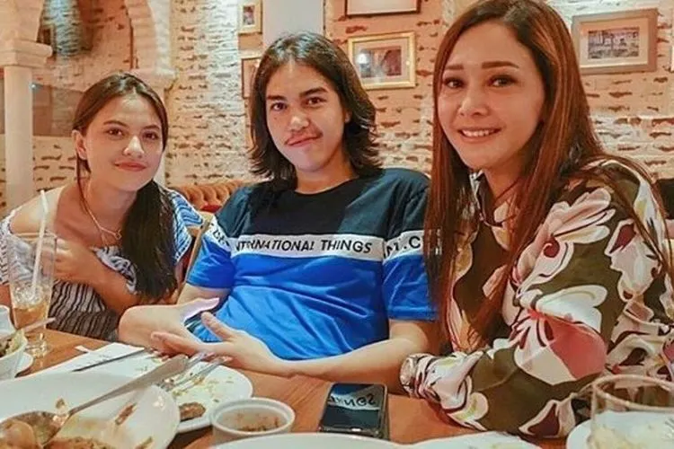 El Rumi bersama Marsha Aruan dan ibunya Maia Estianty. (Instagram)