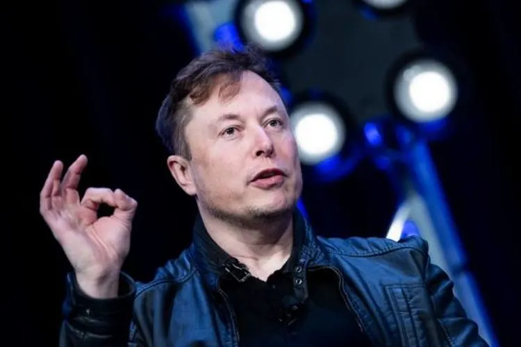 Elon Musk, pendiri SpaceX, saat berbicara dalam acara Satelit 2020 di Washington Convention Center (9/3/2020), Washington, D.C. Amerika Serikat. NASA berikan kontrak untuk tiga perusahaan luar angkasa termasuk yang dimiliki Elon Musk (SpaceX), dan Jeff Bezos (Blue Origin dan Dynetics) [AFP/Brendan Smialowski].