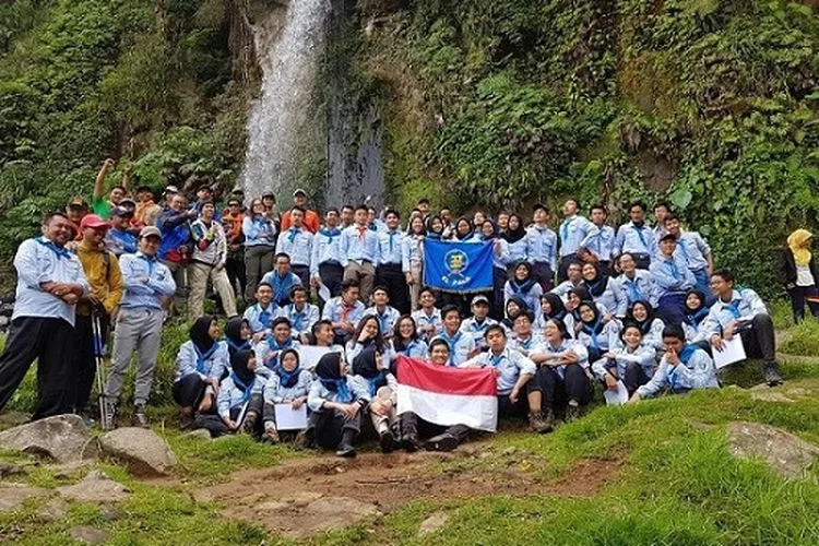 Pelantikan anggota baru kelompok pencinta alam SMA 68 di air terjun Cibeureum, Gunung Gede, Jawa Barat, Minggu (22/12/2019).  (Istimewa)