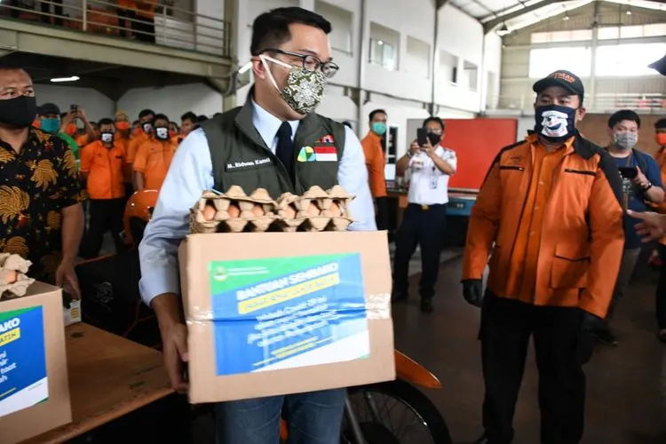 Gubernur Jawa Barat Ridwan Kamil menyalurkan bansos provinsi bagi warga terdampak covid-19. (Dok Humas Pemprov Jabar)
