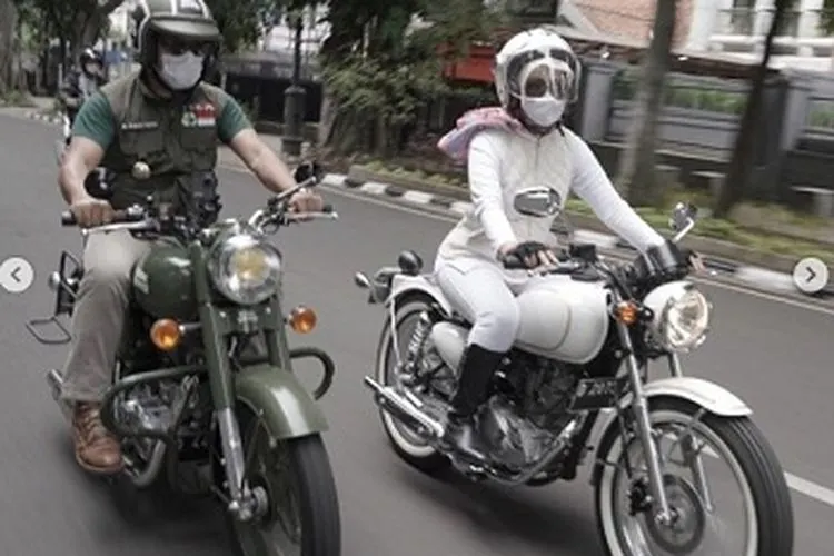 Ridwan Kamil dan Bu Cinta menjajaln motor custom. (dok)