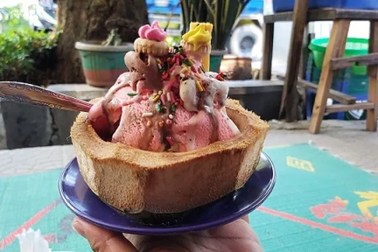 Es krim batok Galawi di Jalan KH Wahid Hasyim, Slawi, Kabupaten Tegal. (Ayotegal/Lilisnawati)