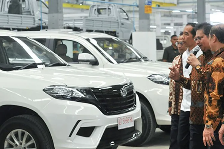 Presiden Jokowi bersama para menteri meresmikan pabrik sekaligus meluncurkan mobil Esemka di Boyolali/Setkab.go.id