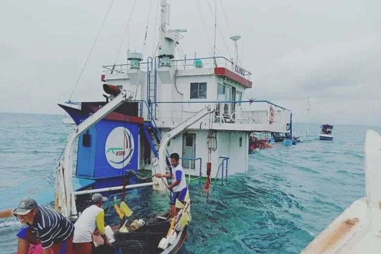 Evakuasi awak kapal KM EL No. 2 (Humas Ditjen Hubla)