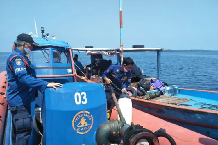 Petugas Sektor 7 Suku Dinas Penanggulangan Kebakaran dan Penyelamatan (Sudin Gulkarmat) Jakarta Utara dan Kepulauan Seribu mengevakuasi kapal hampir tenggelam / beritajakarta.id
