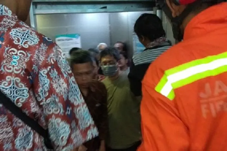 Momen ketika personel Sudin Gulkamat Jakarta Timur membebaskan belasan orang yang terjebak di dalam lift. (Beritajakarta.id/Nurito)