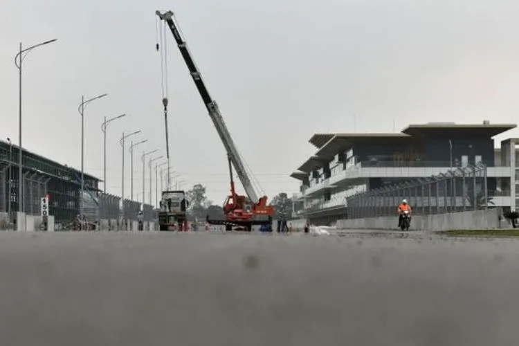 Proses konstruksi sirkuit jalan raya Hanoi yang menjadi lokasi balapan Formula 1 (F1) GP Vietnam 2020 masih dalam tahap pembangunan. Sebagai ilustrasi balap F1 2020 [AFP/Manan Vatsyayana]
