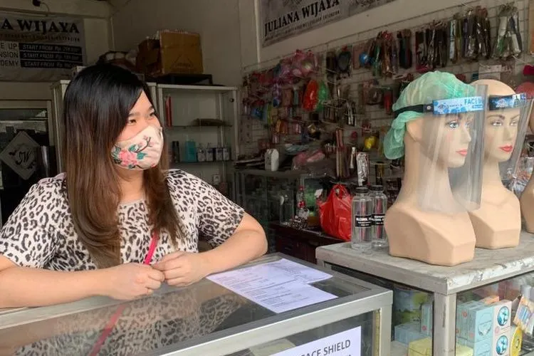 Pemilik JW Store Juliana Wijaya yang memproduksi face shield merek Predacare dari Bekasi (Ayobekasi/Firda Puri)