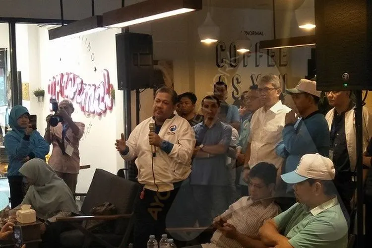 Inisiator Partai Gelombang Rakyat (Gelora), Fahri Hamzah (tengah)/Ayojakarta.com- Aprilia Rahapit