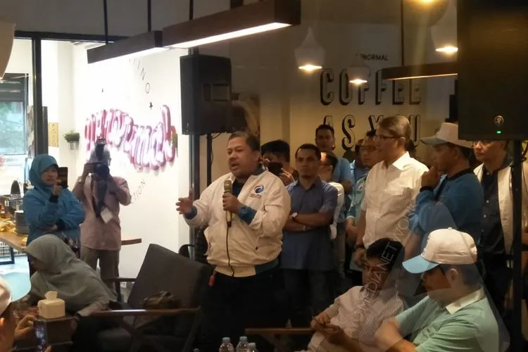 Inisiator Partai Gelombang Rakyat (Gelora), Fahri Hamzah (tengah)/Ayojakarta.com- Aprilia Rahapit