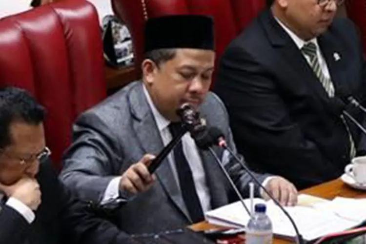Wakil Ketua DPR selaku Pimpinan Sidang, Fahri Hamzah, mengetuk palu dalam sidang paripurna ke-9 Masa Persidangan I 2019-2020 di Kompleks Parlemen, Senayan, Selasa (17/9/2019). Rapat Paripurna saat itu mengesahkan revisi UU 30/2002 tentang KPK/Liputan6