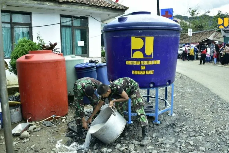 Kementerian PUPR melalui Balai Prasarana Permukiman Wilayah Banten Direktorat Jenderal Cipta Karya telah mengirimkan  prasarana dan sarana yang sudah tersebar di beberapa titik posko pengungsi di Kabupaten Lebak. (Birkom Kementerian PUPR)