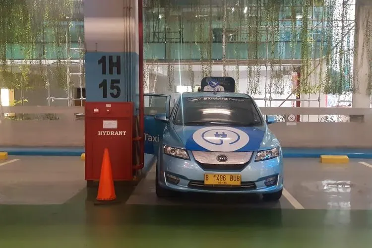Fasilitas charging station untuk taksi listrik milik Blue Bird di Terminal 3 Bandara Soetta/Humas AP II